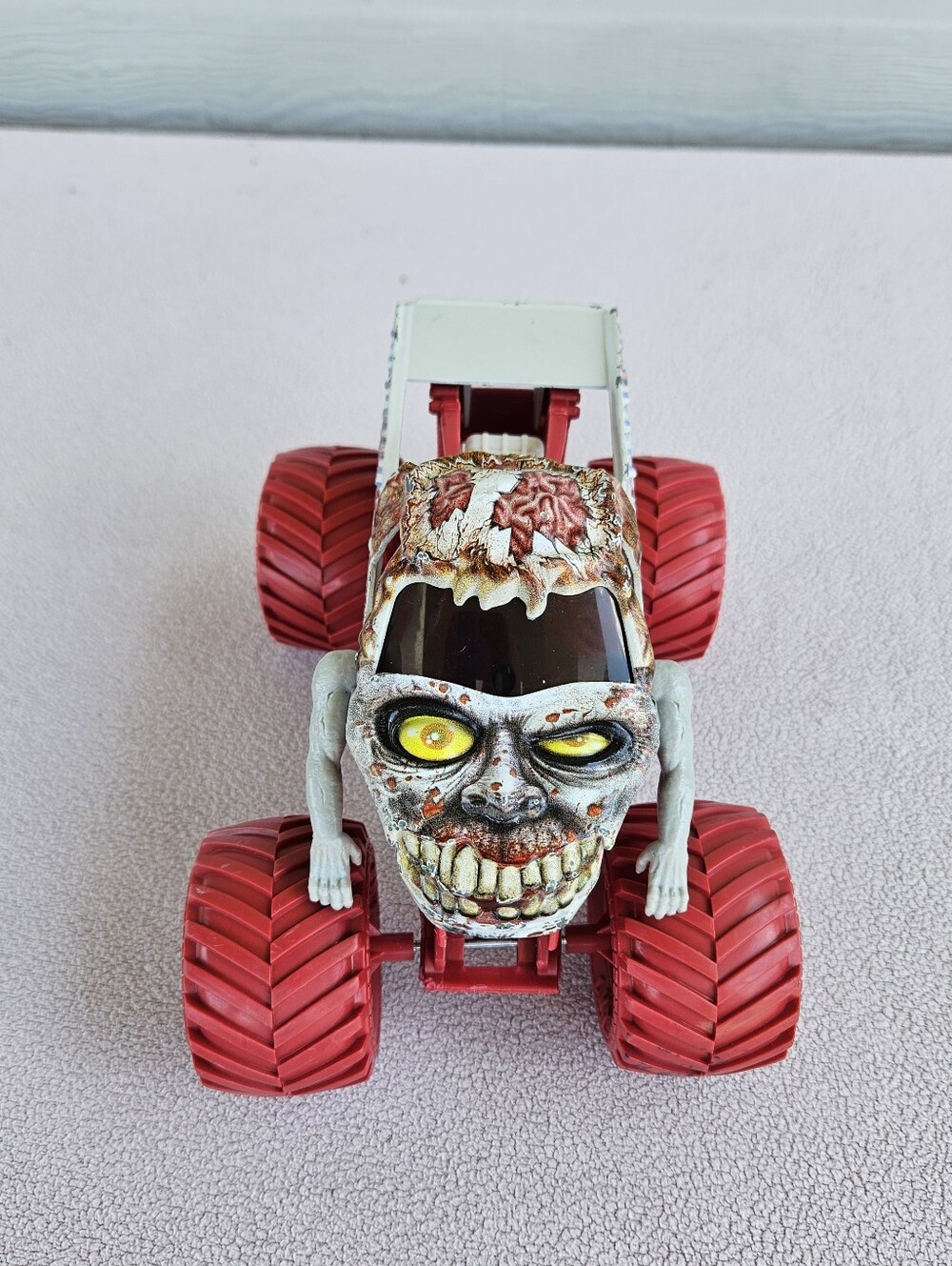 Monster Jam 1:24 Die Cast Monster Truck Zombie Red White Metal - Picture 6 of 7